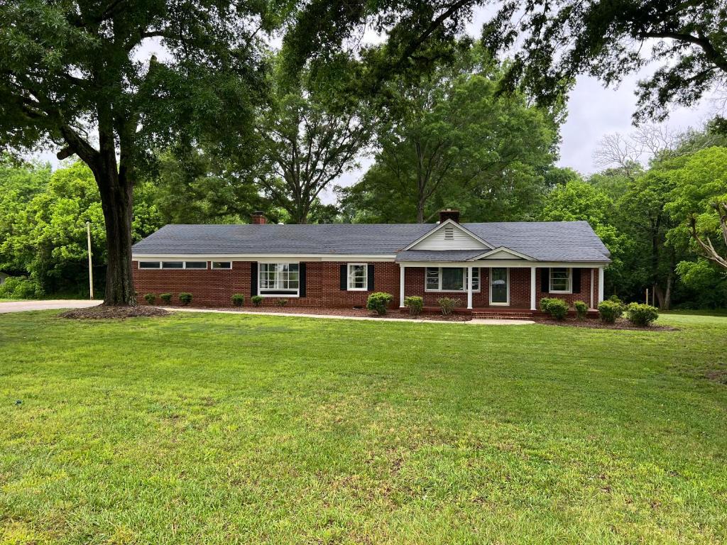 Spacious ranch in the country that has it all.