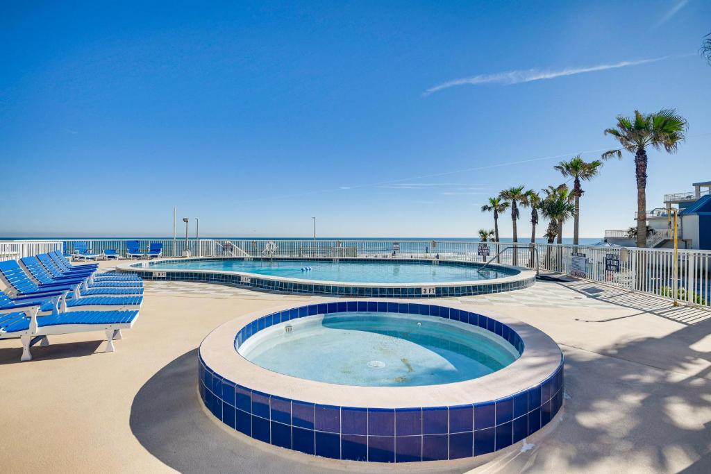 Beautiful Daytona Beach Shores Condo with Hot Tub!