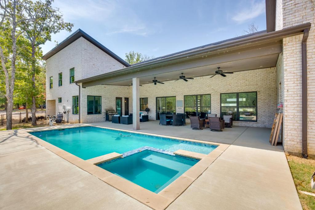 Luxe Waterfront Home in Malakoff with Pool and Hot Tub