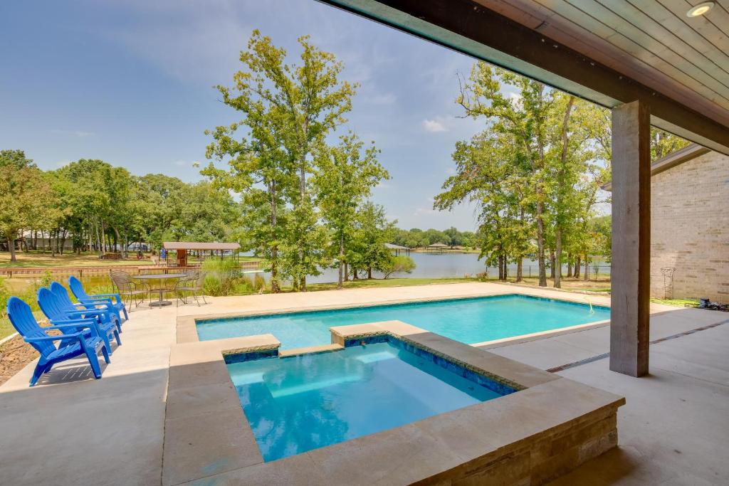 Malakoff Gem on Cedar Creek Pool, Hot Tub and Views