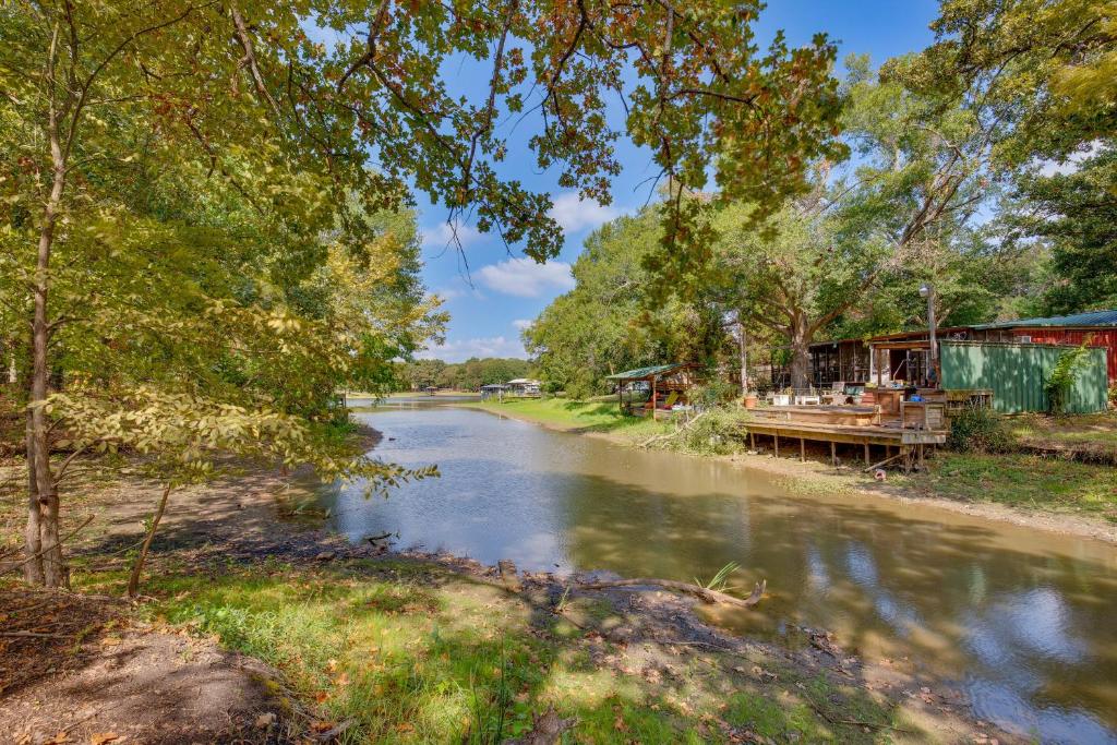 Malakoff Retreat with Hot Tub and Lake Access!