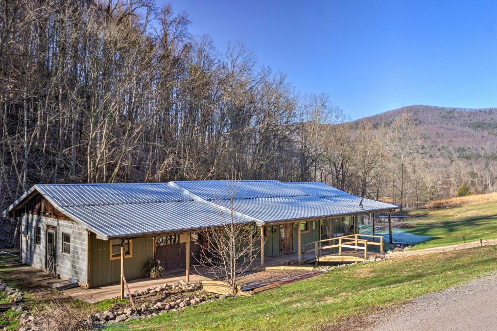 Pet-Friendly Blue Ridge, Cherokee Forest Retreat!