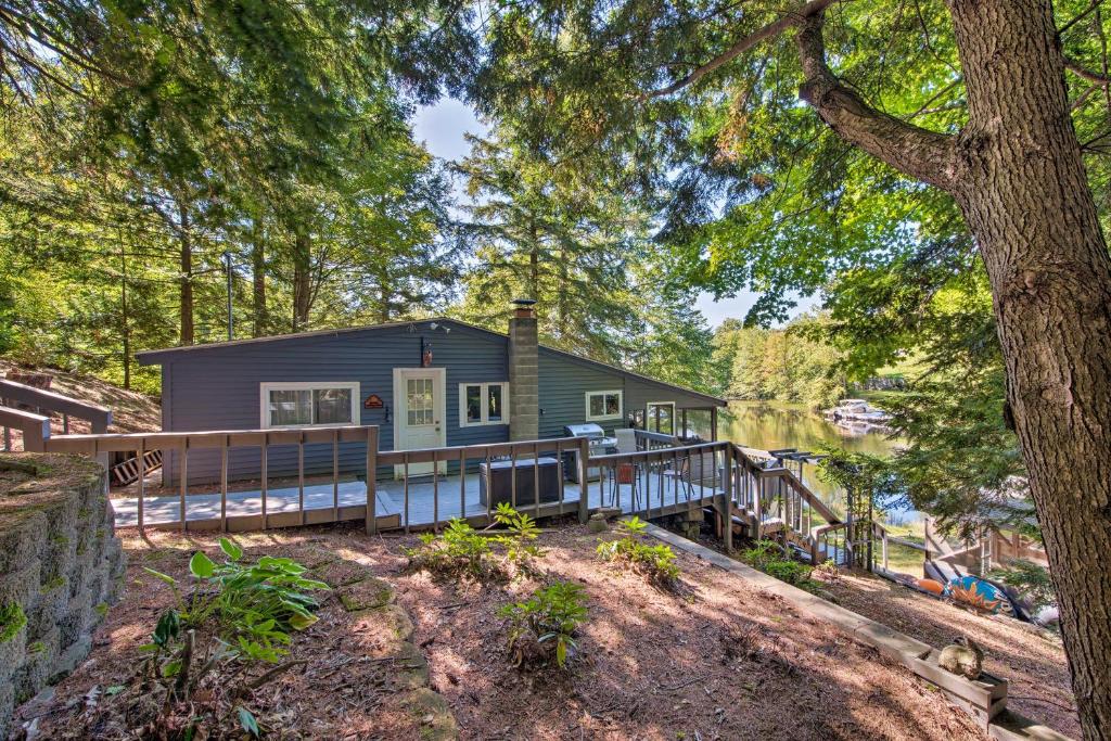 Rustic Waterfront Cottage with Fire Pit and Kayaks