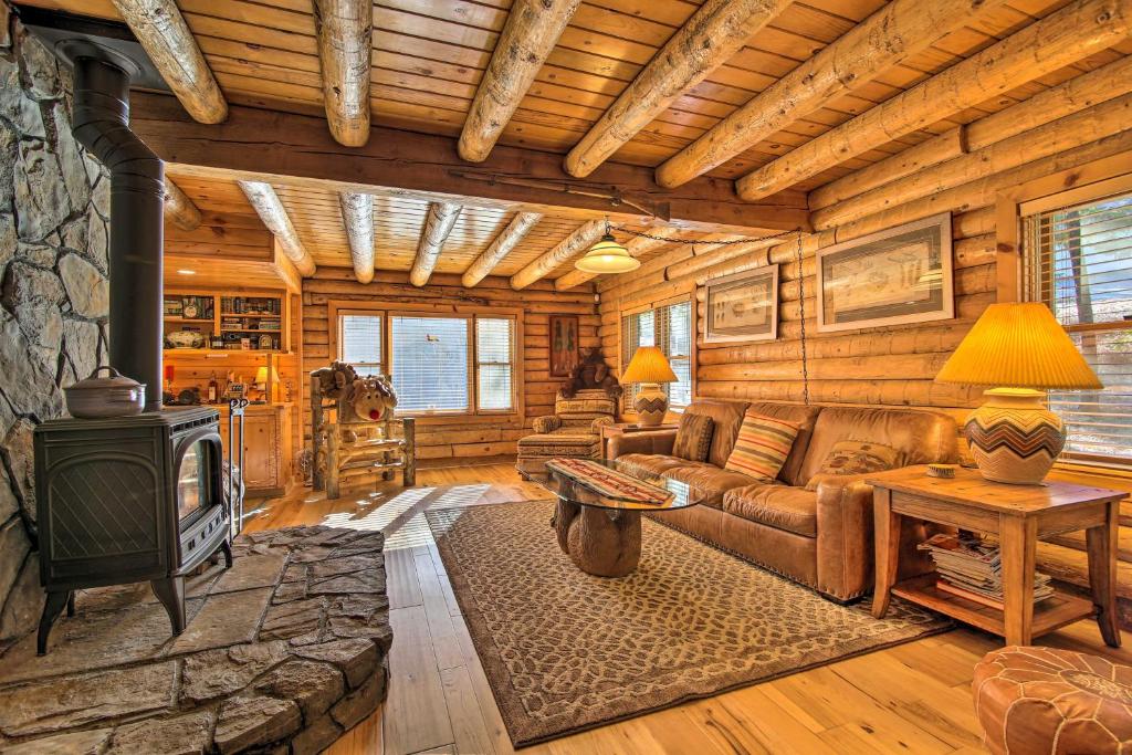 Custom-Built Arnold Cabin with Deck 5 Mi to Hiking