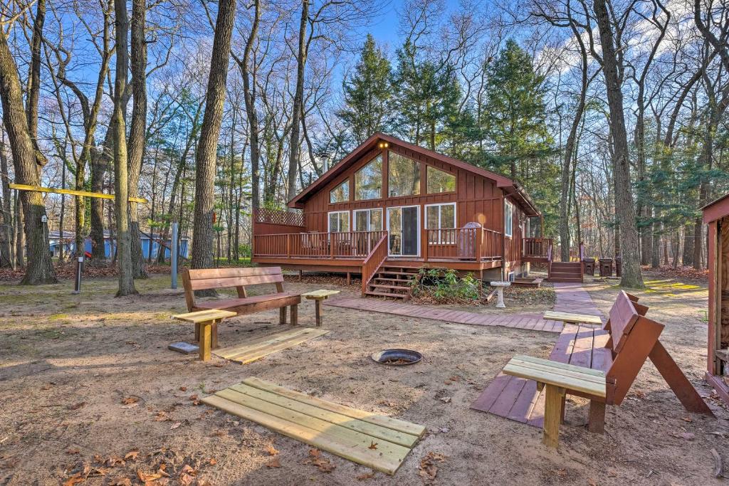 Cozy Anglers Hideaway about Half Mi to Lake Michigan!