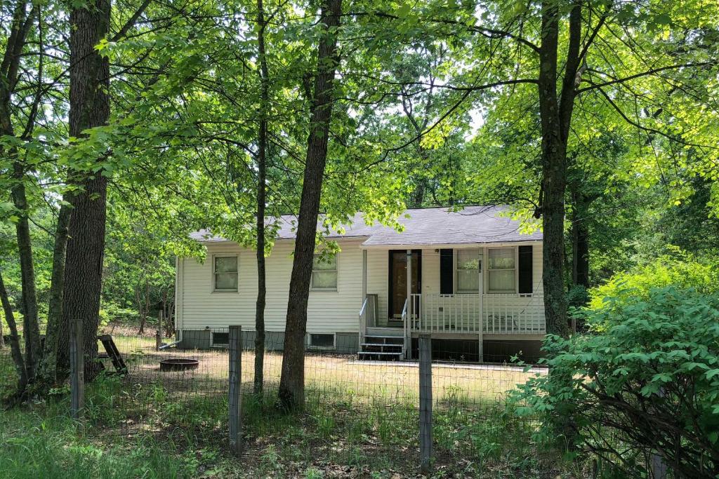 Wooded Twin Lakes Retreat 13 Mi to Lake Michigan!