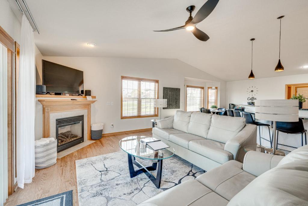 Luxury Prairie Retreat 5 Min from Madison!