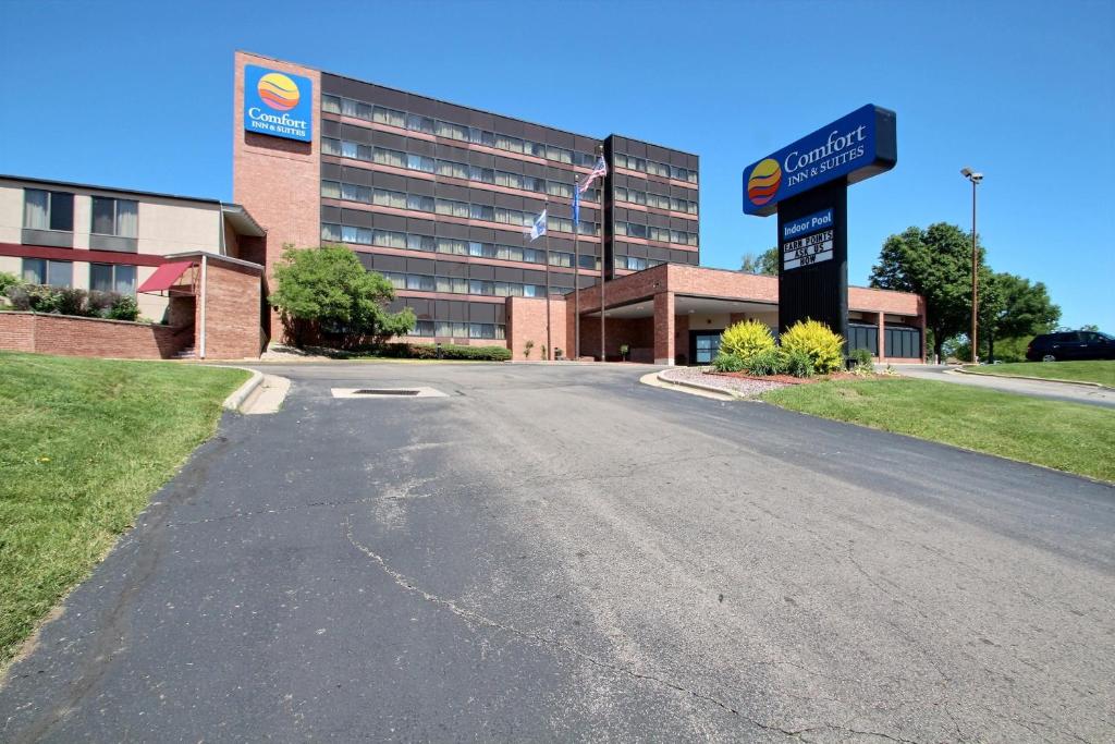 Comfort Inn & Suites Madison - Airport