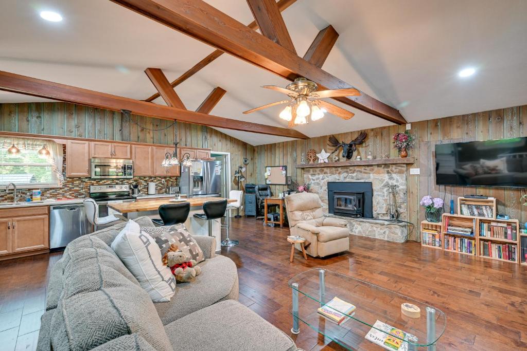 Rustic Russell Springs Home Near Marina and Lake!