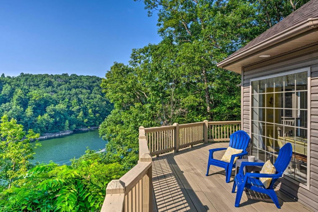 Luxe Lake Cumberland Retreat with Decks on 1 Acre!