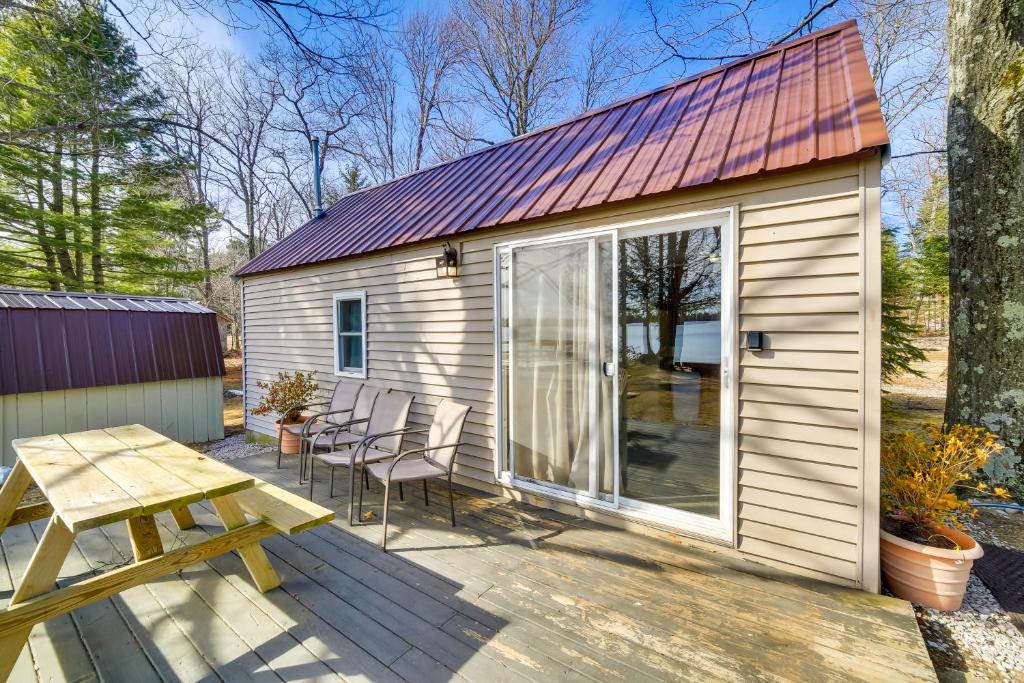 Lakefront Newberry Studio with Fire Pit!