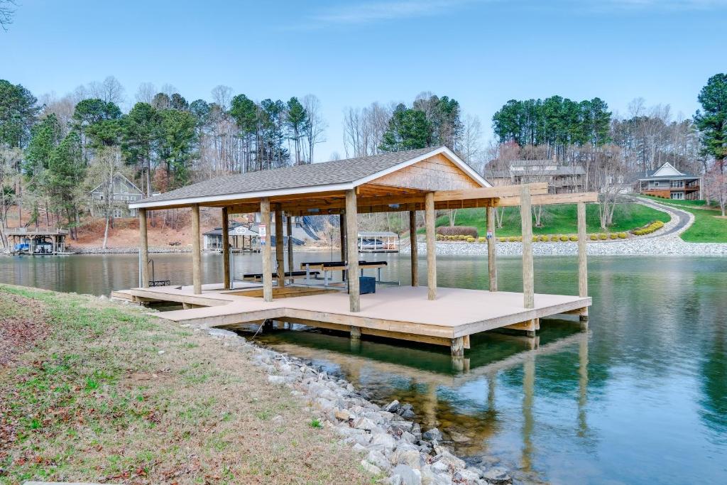 Goodview Lake House with Boat Dock, Kayaks and Views!