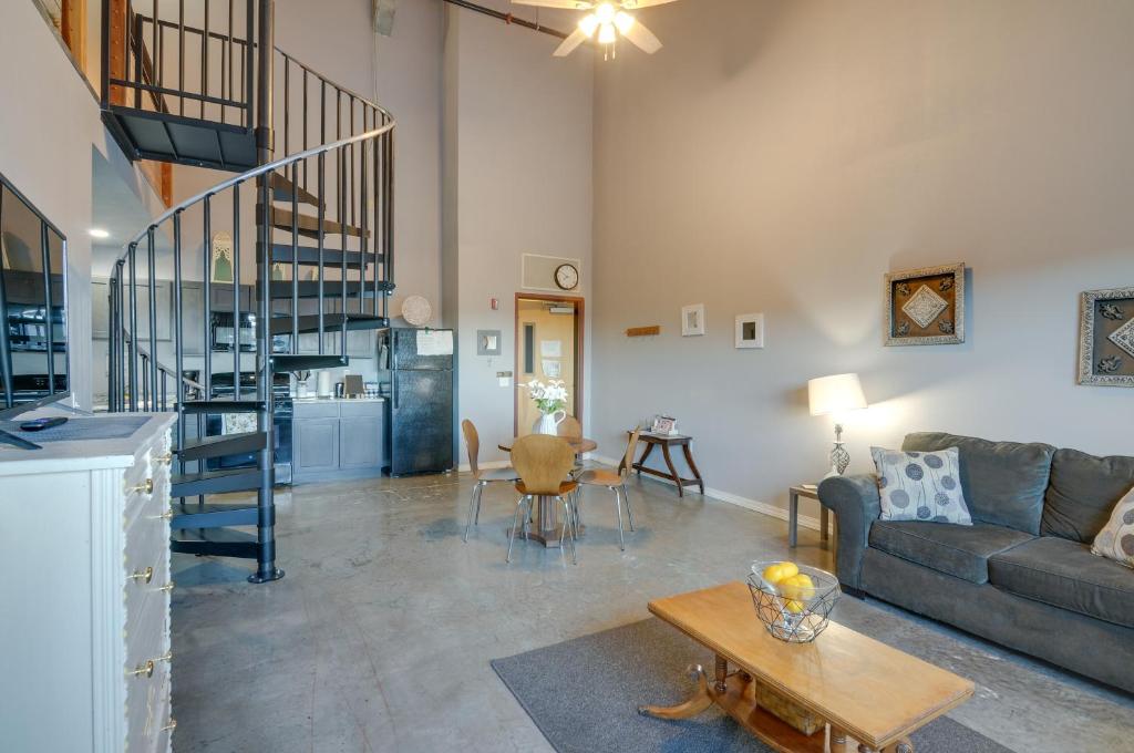 Del Norte Apartment with Loft Walk to Downtown!