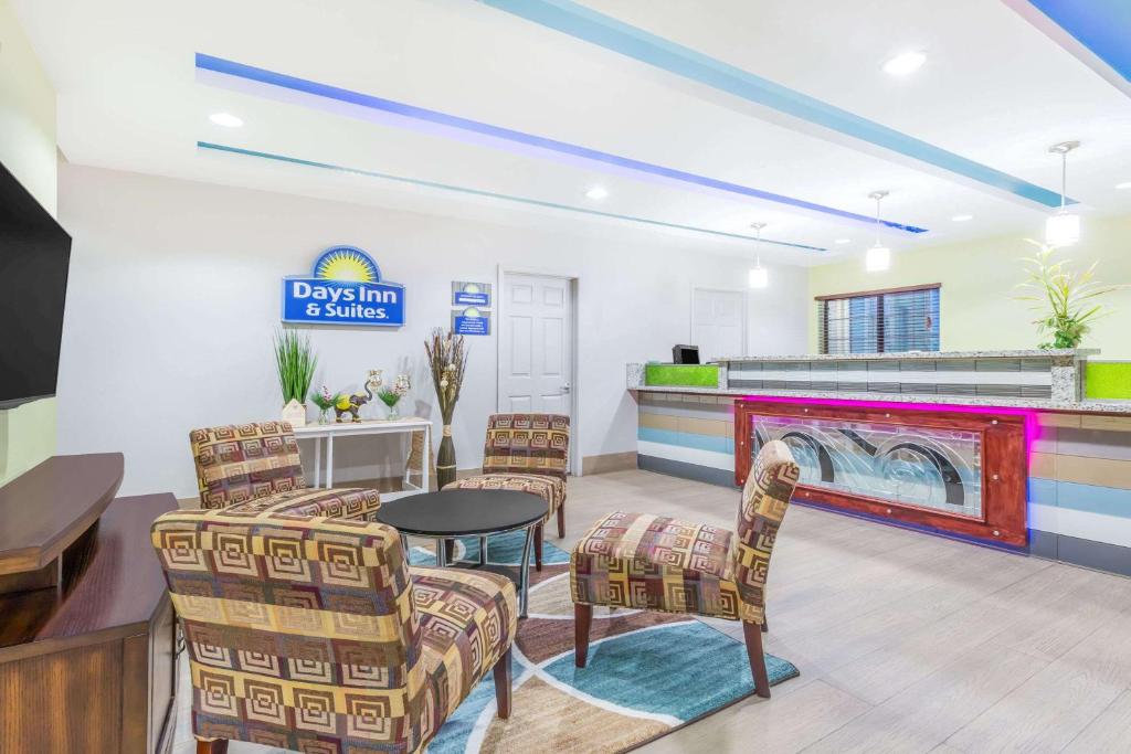 Days Inn & Suites by Wyndham Madisonville