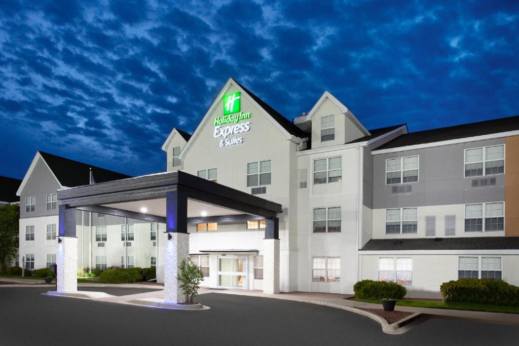 Holiday Inn Express & Suites Port Washington, an IHG Hotel