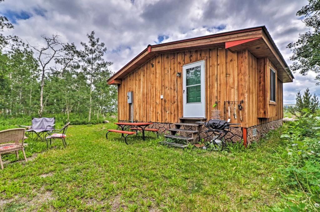 Cozy Duck Lake Cabin Near Glacier Natl Park!