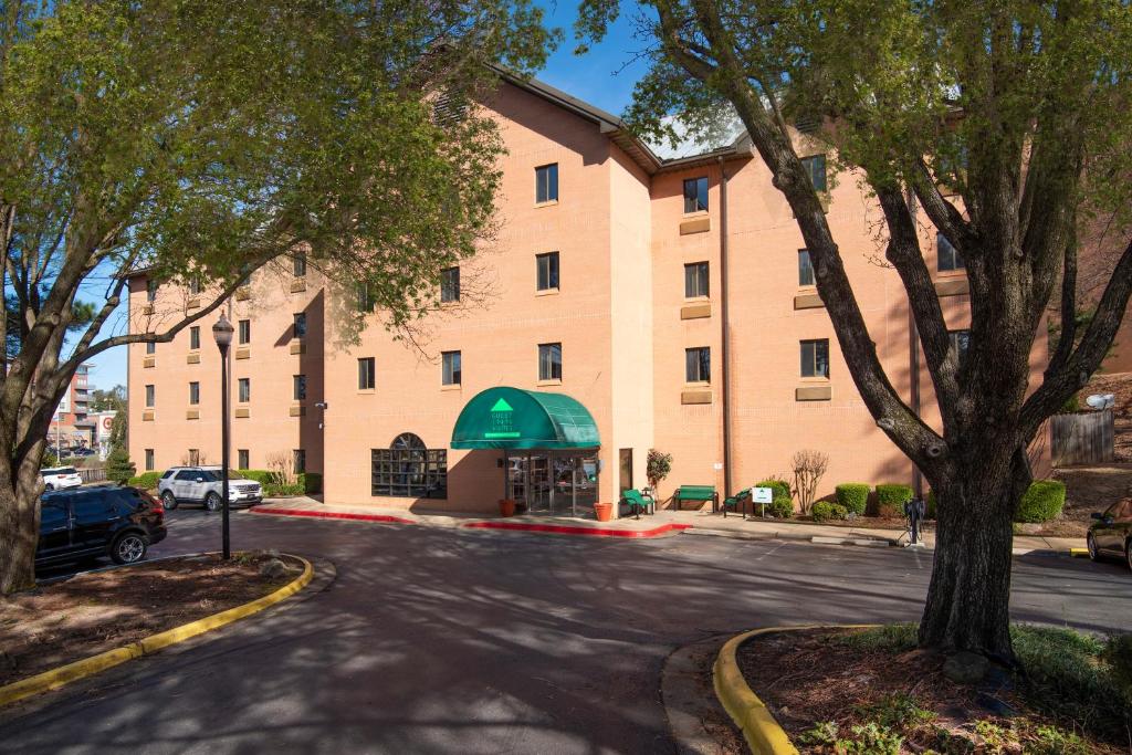 Guest Inn & Suites - Midtown Medical Center