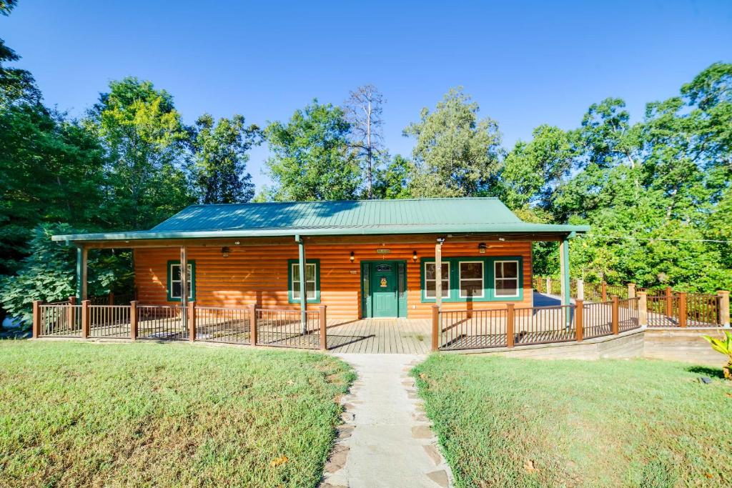 Coffeeville Cabin with Deck about 7 Mi to Grenada Lk