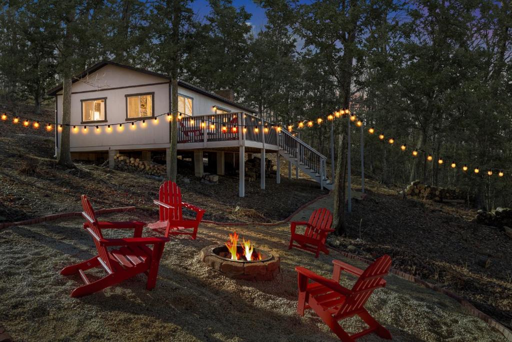 Secluded Cabin w Huge Deck Fire Pit Grill & WiFi