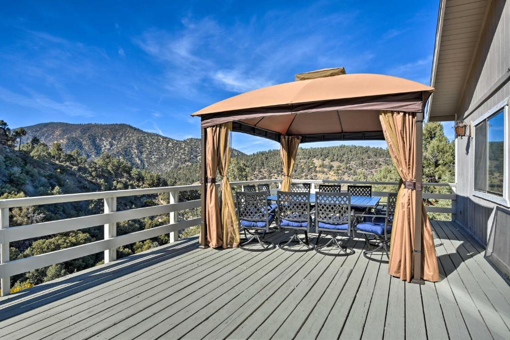 Luxe Escape with Decks, Mtn Views, Game Room!