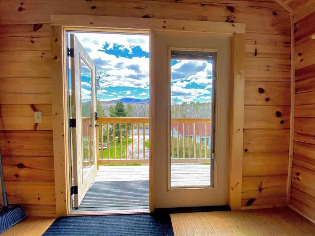 B11 NEW Awesome Tiny Home with AC Mountain Views Minutes to Skiing Hiking Attractions